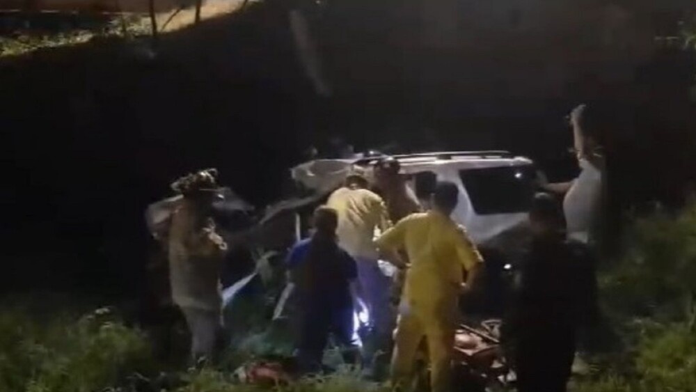 Camioneta atraviesa baranda de un puente y cae 15 metros en Limpio – CND