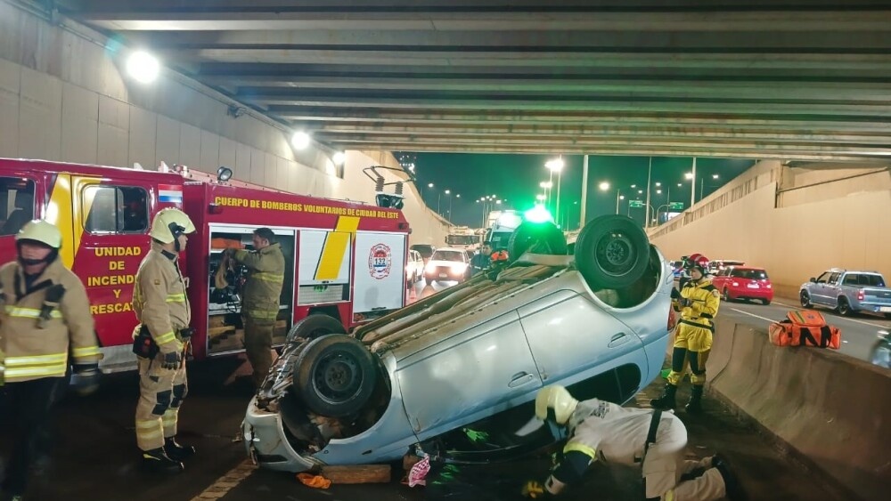 Mujer pierde el control de su vehículo y vuelca en Ciudad del Este – CND