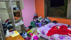 Los delincuentes revolvieron la habitación de la víctima fatal y la de su hermana.