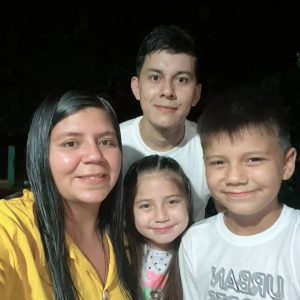 La familia. Vilma Ester Bogado, la mamá; Aldo Sánchez, el papá y los niños, Danna y Abrahan, los hijos